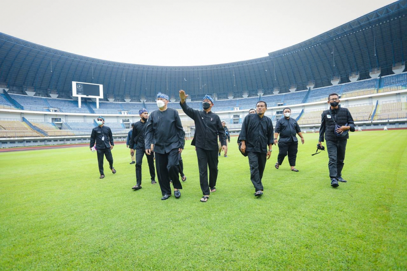 Sekda Kota Bandung Meninjau Stadion GBLA