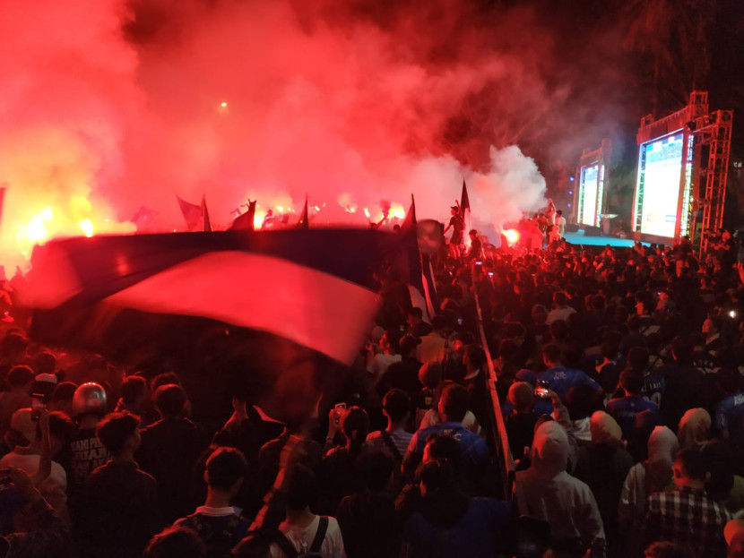 Bobotoh merayakan kemenangan Persib