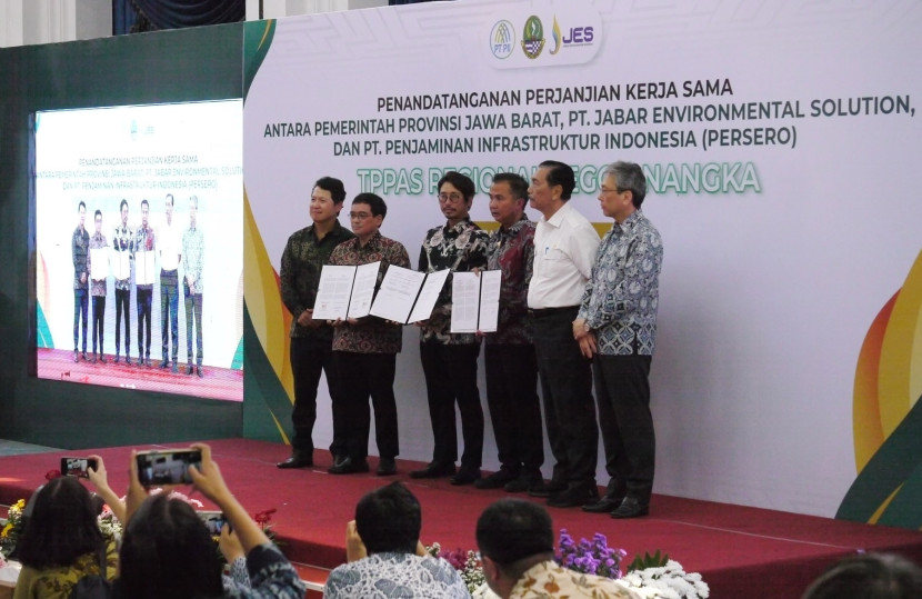 Menteri Koordinator Bidang Kemaritiman dan Investasi Republik Indonesia Luhut Binsar Pandjaitan, bersama Pj Gubernur Jawa Barat Bey Machmudin dan pihak terkait berfoto bersama usai penandatanganan perjanjian kerja sama antara Pemerintah Provinsi Jawa Barat, PT Jabar Environmetal Solition, dan PT Penjaminan Infrastruktur Indonesia (Persero), di Gedung Sate, Kota Bandung, Jumat (28/6/2024). Foto: Edi Yusuf