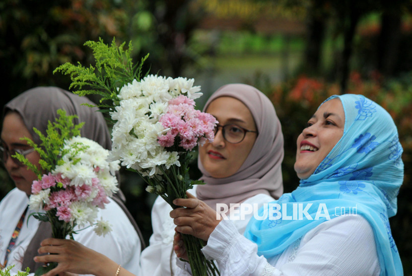 General Manager PT Palawi Risorsis Area Bisnis Wilayah Wisata Barat, Yuyu Rahyu turut merangkai bunga. Foto: Edi Yusuf