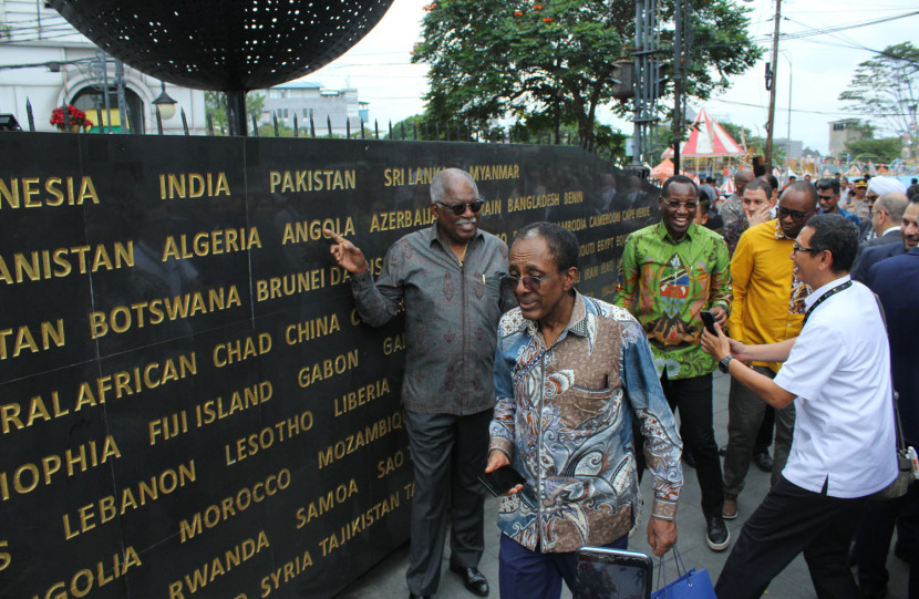 Kunjungan para delegasi negara-negara Asia Afrika ke Monumen Asia Afrika saat 'Historical Walk' memperingati 70 tahun Konferensi Asia Afrika (KAA) di Jalan Asia Afrika Kota Bandung. Foto: Edi Yusuf.